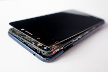 Bozuk akıllı telefon. Cep telefonu yok edildi. Ekranı böl. İzole edilmiş beyaz arkaplan