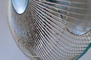 Havalandırmayı nasıl temizleyeceğimizi gösteren tozlu bir yelpaze.