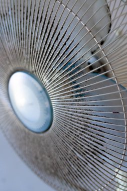 Havalandırmayı nasıl temizleyeceğimizi gösteren tozlu bir yelpaze.