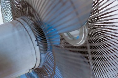 Tozlu ve kirli hayranlar hastalığa neden olabilir. Resmi kapat.