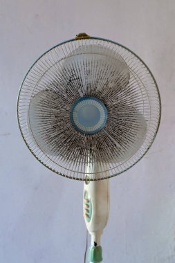 Toz dolu pis bir yelpazenin portresi. Yelpazeyi temizle.