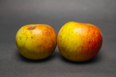 İki yarım çürük elma. Siyah arkaplanda olgun yeşil elmalar ve boşluk kopyala