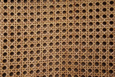 Eski bir sandalyenin arkasında Rattan zinciri deseni var.