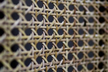 Eski bir sandalyenin arkasında Rattan zinciri deseni var.