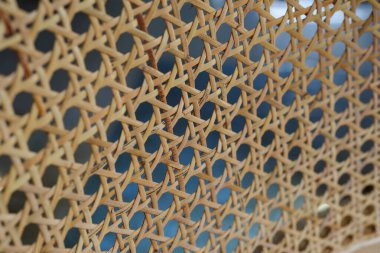 Eski bir sandalyenin arkasında Rattan zinciri deseni var.