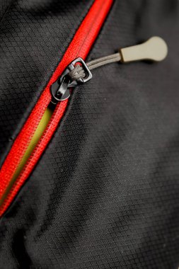 Fermuar kumaşın iki tarafını birleştirmenin bir yoludur.