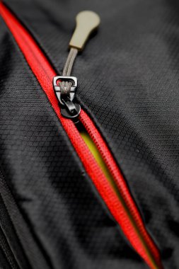 Bir fermuar, yakından çekilmiş ve detaylı.