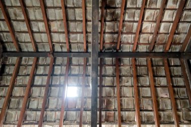 Ahşap ve toprak kiremitli çatı iskeleti