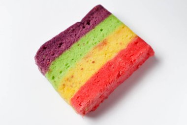 Beyaz arkaplanda gökkuşağı pastası