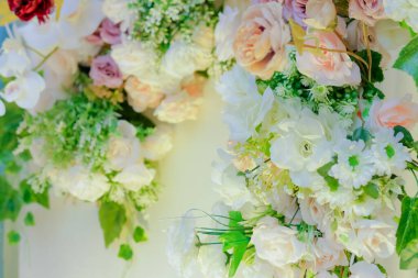 Düğün ve nişan etkinlikleri için çiçek süslemesi. Sentetik çiçekler dekorun bir parçası. Yapay çiçek ve taze çiçek süslemesi. Düğün süslemesi