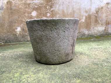 Gri arka planda havan topu. Endonezya 'daki geleneksel mutfak aletlerinden biri. Genellikle püre ve püre yapımında kullanılır.