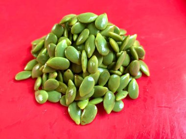 Leucaena leucocephala 'ya yakın dur ya da kırmızı arka planda mlanding yap. İnsanlar bunu lezzetli bir yemek ya da yüksek antioksidanından dolayı ilaç olarak kullanırlar.