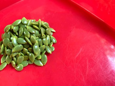 Leucaena leucocephala 'ya yakın dur ya da kırmızı arka planda mlanding yap. İnsanlar bunu lezzetli bir yemek ya da yüksek antioksidanından dolayı ilaç olarak kullanırlar.