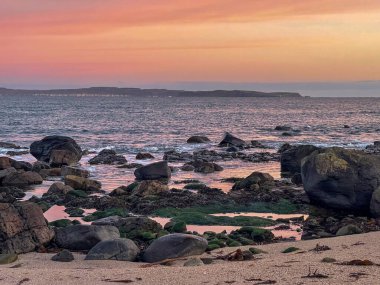 Ballycastle 'dan Rathlin Adası üzerinde gün batımı