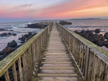 Köprü Rathlin Adası 'na doğru Ballycastle Günbatımı