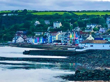 Boyalı Bayanlar Parlak Deniz Önü Evleri Beyazkafa