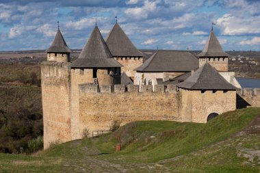 Ukrayna 'nın Dinyester Nehri kıyısındaki Khotyn kalesi. Kalede bulutlu bir gökyüzü. Kalesi olan güzel bir manzara..