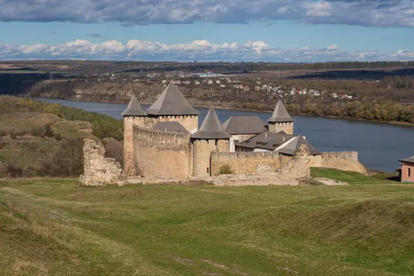 stock image Khotyn fortress on the banks of the Dniester River in Ukraine in warm autumn. Cloudy sky at the fortress. Beautiful landscape with a fortress.