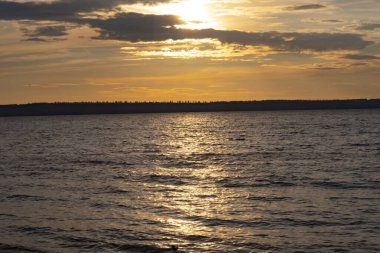 Sonbaharda nehrin üzerinde güzel bir gün batımı