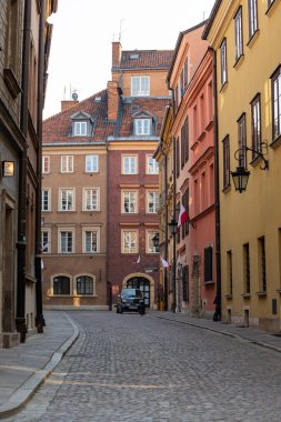 Varşova 'nın eski sokaklarının mimarisi. Şehir manzarası.