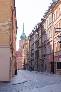 Varşova 'nın eski sokaklarının mimarisi. Şehir manzarası.