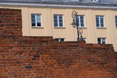 Polonya 'nın başkenti Varşova' nın eski kasabasının mimarisi. Mavi gökyüzüne karşı keskin kuleler. Şehir manzarası. Mimari elementler.