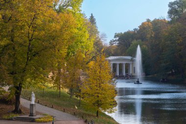 Parkın güzel manzarası. Sonbaharda güzel Sofievka Parkı 'nda gölün ortasında bir çeşme..
