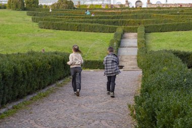 Genç bir çift parkta yürüyor.