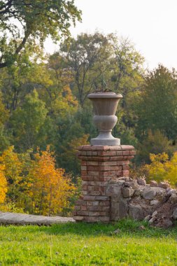Arka planda büyük bir taş olan eski tuğla duvar.