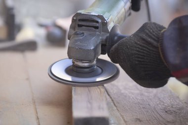 Öğütücü kullanan bir işçi, dairesel testere. Öğütücüyle ahşap işliyor. Ahşap işçiliği, tamirat.