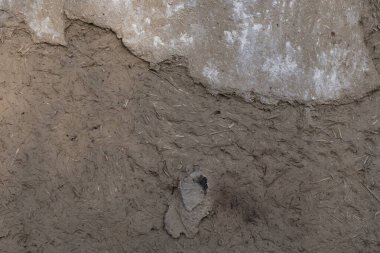 Eski beton duvar dokusu. Kırsal bir evin kil saman duvarı. Eski bir köy evinin cephesi. Samanla kil dokusu. Tasarım için arkaplan