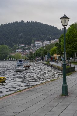 Şehrin ortasında güzel bir göl manzarası.