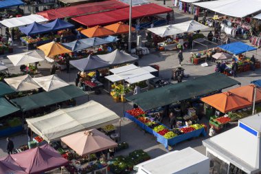 Yunanistan 'da hayat. Yunanistan 'ın Kastoria kentindeki Laiki pazarında taze sebze ve meyve alabilirsiniz..