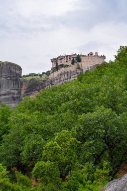 Dağlardaki kayaların tepesindeki göktaşı manastırları. Yunanistan 'da ilginç şekilli kaya oluşumları. Güzel dağ manzarası.