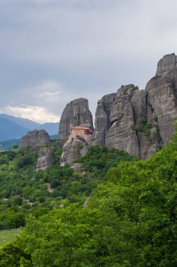 Yunanistan 'daki Meteora kayalarının manzarası. Dağların güzel manzarası. Meteora manastırları, Yunanistan.