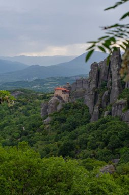 Dağlardaki kayaların tepesindeki göktaşı manastırları. Yunanistan 'da ilginç şekilli kaya oluşumları. Güzel dağ manzarası.