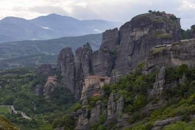 Dağlardaki kayaların tepesindeki göktaşı manastırları. Yunanistan 'da ilginç şekilli kaya oluşumları. Güzel dağ manzarası.