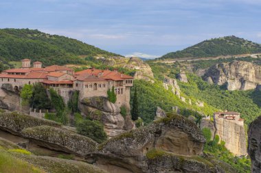 Yunanistan 'ın dağlarındaki Meteora manastırları ve kaya oluşumları. Unesco Dünya Mirası Bölgesi.
