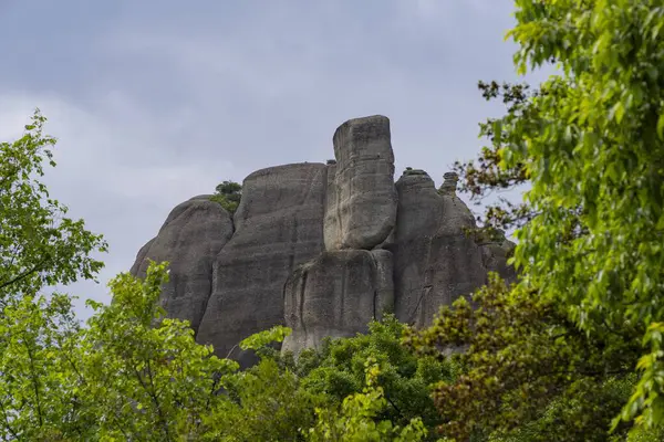 Dağlardaki kayaların tepesindeki göktaşı manastırları. Yunanistan 'da ilginç şekilli kaya oluşumları. Güzel dağ manzarası.