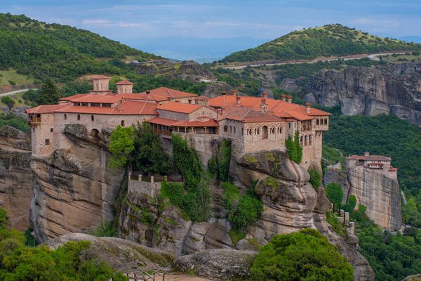 Вид на метеорные монастыри и скальные образования в горах Греции. Объект всемирного наследия ЮНЕСКО.