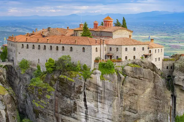 Yunanistan 'ın dağlarındaki Meteora manastırları ve kaya oluşumları. Unesco Dünya Mirası Bölgesi.