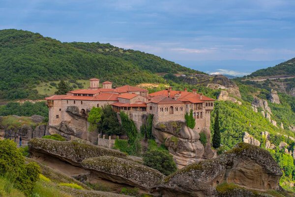 Вид на метеорные монастыри и скальные образования в горах Греции. Объект всемирного наследия ЮНЕСКО.