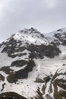 Güzel dağ manzarası. Kuzey İtalya 'daki Alp dağlarının bulutlu manzarası.