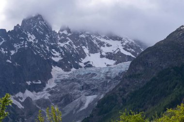 Alpler 'deki manzara çok güzel. Kuzey İtalya 'da yaz aylarında bulutlu gökyüzü olan dağ manzarası. Dağ sıraları ve buzullar.