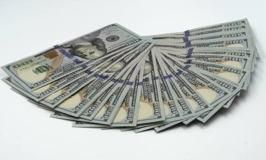 Beyaz arka planda 100 dolarlık banknotlar, Amerikan banknotları. Para beyaz arka planda yayıldı.