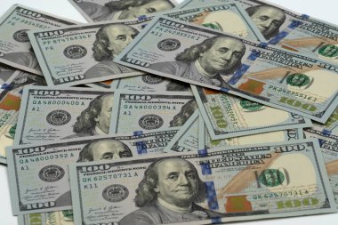 Beyaz arkaplanda dolar faturası