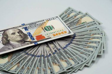 Beyaz arka planda 100 dolarlık banknotlar, Amerikan banknotları. Para beyaz arka planda yayıldı.