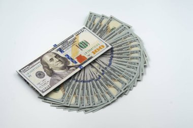 Beyaz arka planda 100 dolarlık banknotlar, Amerikan banknotları. Para beyaz arka planda yayıldı.