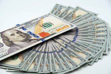 Beyaz arka planda 100 dolarlık banknotlar, Amerikan banknotları. Para beyaz arka planda yayıldı.