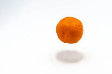 Beyaz arka planda portakal meyveleri. Taze, olgun mandalina.